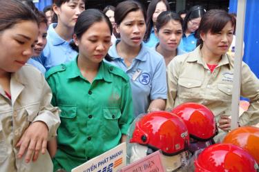 Công nhân lao động Khu Công nghiệp phía Nam tham quan, mua hàng ưu đãi tại Lễ hưởng ứng Tháng Công nhân, Tháng Hành động quốc gia về ATVSLĐ năm 2019 do Công đoàn Các khu công nghiệp tỉnh tổ chức.