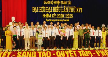 Đồng chí Dương Văn Thống - Phó Bí thư Thường trực Tỉnh ủy, Trưởng đoàn Đại biểu Quốc hội tỉnh cùng các đồng chí trong Ban Thường vụ Tỉnh ủy tặng hoa chúc mừng Ban Chấp hành Đảng bộ huyện Trạm Tấu khóa XVI