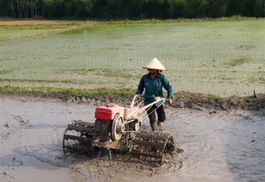 Nông dân xã Vĩnh Kiên làm đất cấy lúa trà 2.