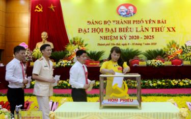 Đại biểu bỏ phiếu bầu Ban Chấp hành Đảng bộ thành phố Yên Bái lần thứ XX, nhiệm kỳ 2020 – 2025