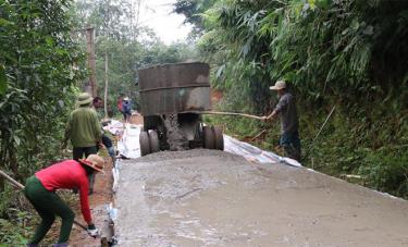 Nhân dân xã Lương Thịnh, huyện Trấn Yên kiên cố hóa đường giao thông nông thôn.