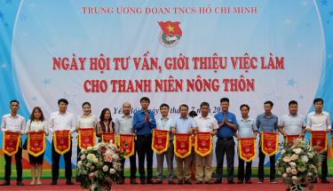 Đại diện lãnh đạo Trung ương Đoàn và Tỉnh đoàn Yên Bái tặng cờ cho các đơn vị tham gia Ngày hội.