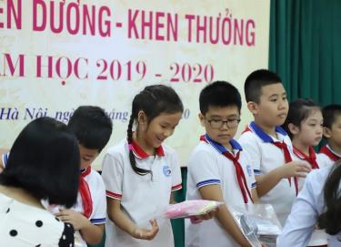 Cần tránh lạm dụng giấy khen trong khen thưởng cho học sinh.