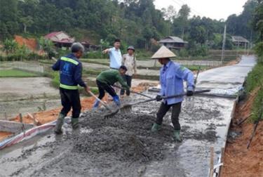 Nhân dân xã Hưng Khánh bê tông hóa đường giao thông nông thôn.