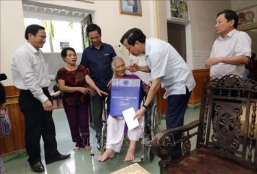 Bộ trưởng Bộ Lao động - Thương binh và Xã hội Đào Ngọc Dung thăm, tặng quà Bà mẹ Việt Nam Anh hùng Nguyễn Thị Hổng, khu phố 9, phường 1, thành phố Đông Hà (Quảng Trị). Ảnh tư liệu