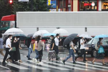 Người dân đeo khẩu trang phòng lây nhiễm COVID-19 tại Shinjuku, Tokyo, Nhật Bản ngày 9/7/2020.