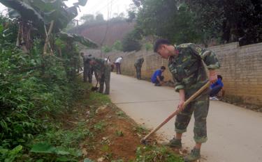 Đoàn viên, thanh niên Bộ CHQS tỉnh trong ngày đầu tham gia Chiến dịch hè tình nguyện
