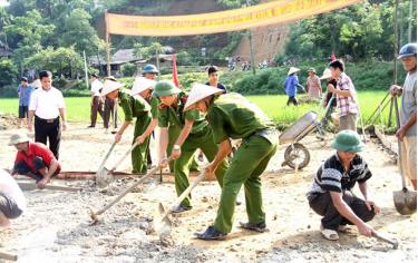 Phát huy tinh thần xung kích, sáng tạo, đảng viên trẻ Công an tỉnh tham gia giúp nhân dân xây dựng đường giao thông nông thôn.