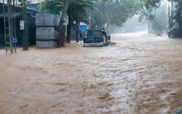 Đường Minh Khai, khu vực Trường Nội trú tỉnh Hà Giang bị ngập úng nặng.