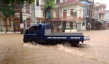 Hiện thành phố Yên Bái đang có mưa to, người dân ở các tuyến đường có nguy cơ ngập lụt cần chú ý chủ động ứng phó với diễn biến của mưa lớn. (Trong ảnh: Ngã ba đường Kim Đồng và Khe Sến, phường Minh Tân thường xuyên bị ngập úng khi mưa lớn kéo dài - Ảnh: Thủy Thanh)