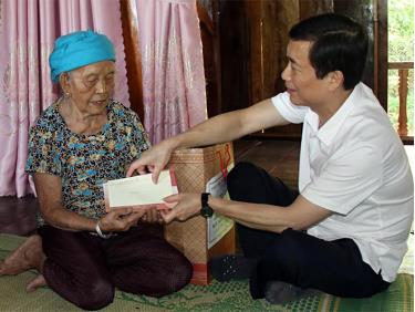 Đồng chí Nguyễn Minh Tuấn - Trưởng ban Tuyên giáo Tỉnh ủy thăm và tặng quà bà Đinh Thị Phong, 91 tuổi, ở bản Khá Thượng, xã Thanh Lương, có con trai là liệt sỹ, hy sinh trong cuộc kháng chiến chống Mỹ