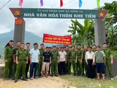 Lãnh đạo Công an huyện Trấn Yên cùng các đoàn viên thanh niên khánh thành cổng nhà văn hoá thôn Khe Tiến, xã Hồng Ca (Trấn Yên).