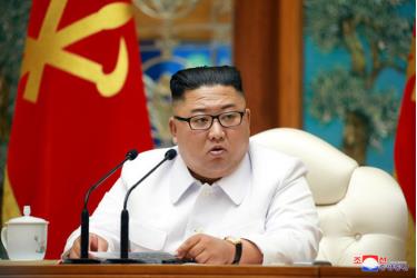 Chủ tịch Triều Tiên Kim Jong Un chủ trì cuộc họp khẩn về ca nghi mắc COVID-19 đầu tiên tại đây.