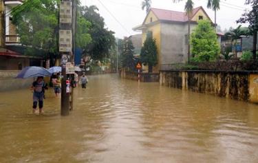 Mưa lớn gây ngập lụt ở thành phố Yên Bái sáng 24/5/2016. (ảnh minh họa)