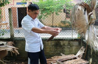 Thương binh Nguyễn Thu Hưởng kiểm tra chất lượng đàn ong.