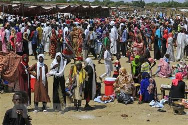 Người tị nạn xếp hàng nhận lương thực cứu trợ tại bang Darfur, Sudan ngày 9/10/2019.