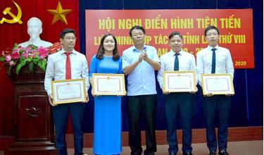 Individuals with outstanding contribution to the ‘Yen Bai joins hands for new-style rural area building’ campaign receive certificates of merit from the provincial People’s Committee.