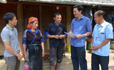 Lãnh đạo Phòng Lao động - Thương binh và Xã hội huyện kiểm tra công tác giảm nghèo tại xã Chế Cu Nha. (Ảnh: Nguyễn Giang)