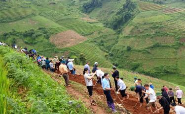 Cán bộ, công chức, viên chức huyện Mù Cang Chải tham gia “Ngày cuối tuần cùng dân” tại xã Lao Chải.