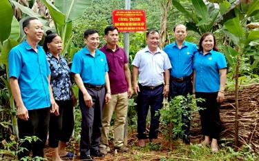 Lãnh đạo Liên đoàn Lao động tỉnh và huyện Trấn Yên gắn biển “Công trình chào mừng đại hội đảng bộ các cấp” cho Công trình “Thắp sáng đường quê” dài 8 km tại xã Tân Đồng và Hòa Cuông.