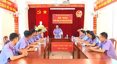 Đồng chí Hà Thị Xuân Mai - Viện trưởng Viện KSND huyện Trạm Tấu chủ trì một buổi giao ban của cơ quan.