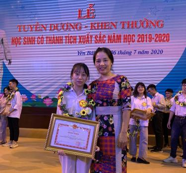 Em Lê Thu Hà và cô giáo Nguyễn Thị Thanh Huyền - Hiệu trưởng Trường Tiểu học và THCS Âu Lâu tại Lễ tuyên dương khen thưởng học sinh có thành tích xuất sắc năm học 2019-2020.