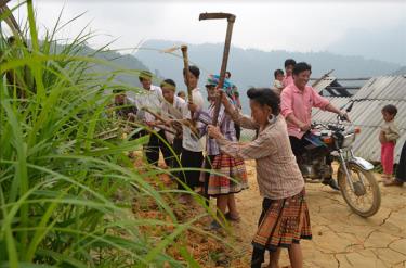 Các phong trào thi đua do Thủ tướng Chính phủ phát động được các cấp, các ngành, địa phương, doanh nghiệp và nhân dân tích cực hưởng ứng. (Ảnh: Người dân vùng cao Văn Chấn tích cực làm đường giao thông nông thôn, xây dựng nông thôn mới).