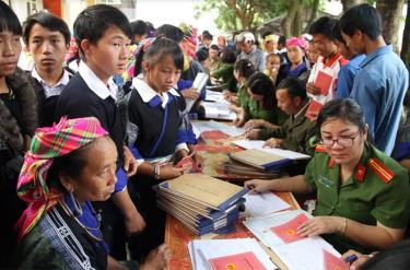 Thực hiện “Ngày thứ Bảy cùng dân”, cán bộ, chiến sĩ phòng Cảnh sát quản lý hành chính về trật tự xã hội Công an tỉnh làm chứng minh thư cho đồng bào vùng cao Trạm Tấu.