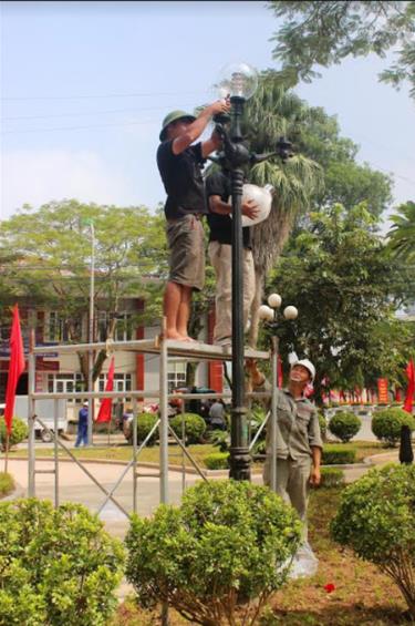 Công nhân Công ty cổ phần Môi trường và công trình đô thị thi công hệ thống đèn chiếu sáng góp phần cho thành phố sáng - xanh - sạch - đẹp.