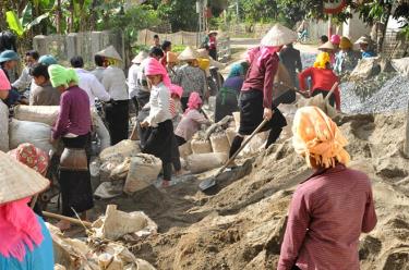 Nhờ làm tốt công tác tuyên truyền, đồng bào các dân tộc huyện Trạm Tấu đã tích cực tham gia vào phong trào xây dựng nông thôn mới. (Ảnh: Người dân xã Hát Lừu tham gia làm đường giao thông nông thôn).