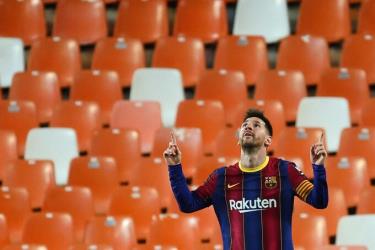 Messi mừng bàn thắng trong trận đấu Valencia ở La Liga hồi tháng 5/2021.