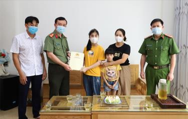 Đại tá Đinh Xuân Thiệp – Phó Giám đốc Công an tỉnh Yên Bái tặng quà cho các gia đình cán bộ, chiến sỹ lực lượng an ninh, Công an tỉnh có hoàn cảnh đặc biệt khó khăn.
