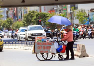 Người dân mưu sinh dưới trời nắng gắt