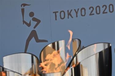 Biểu tượng ngọn đuốc Olympic Tokyo 2020 được trưng bày tại khu công viên thủy sinh Aquamarine Fukushima ở Iwaki, tỉnh Fukushima ngày 25/3/2020.