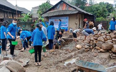 Tuổi trẻ thị xã Nghĩa Lộ hỗ trợ xây dựng nhà cho hộ nghèo phường Trung Tâm.