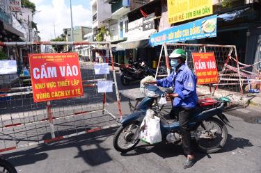 Một con đường bị phong tỏa để chống dịch ở phường 4, quận 3, TP.HCM (ảnh chụp sáng 2-7).