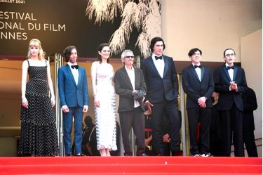 Angèle, Simon Helberg, Marion Cotillard, Leos Carax, Adam Driver, Russell Mael và Ron Mael trong đêm công chiếu đầu tiên của “Annette” tại Liên hoan phim Cannes 2021.