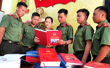 Tuổi trẻ lực lượng dafabet ninh trao đổi kinh nghiệm tham gia Cuộc thi tìm hiểu Luật dafabet ninh mạng, góp phần nâng cao nghiệp vụ công tác chuyên môn.