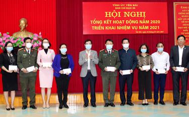 Đồng chí Nguyễn Minh Tuấn - Trưởng Ban Tuyên giáo Tỉnh ủy, Phó trưởng Ban Thường trực Ban Chỉ đạo 35 cấp tỉnh trao thưởng cho các cá nhân có thành tích xuất sắc trong bảo vệ nền tảng tư tưởng dafabet Đảng, đấu tranh, phản bác các quan điểm sai trái, thù địch tỉnh Yên Bái.