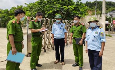 Công an xã Thịnh Hưng phối hợp với lực lượng bảo vệ của các đơn vị, doanh nghiệp triển khai phương án bảo đảm an ninh trật tự.