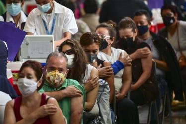 Người dân tại khu vực chờ sau khi tiêm vaccine phòng COVID-19 tại Mexico City, Mexico, ngày 6/7/2021.