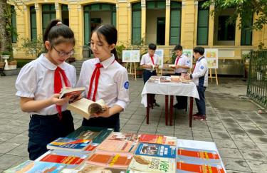 Học sinh Trường Trung học cơ sở Trưng Vương (quận Hoàn Kiếm) tìm hiểu và tham gia cuộc thi Đại sứ văn hóa đọc thành phố Hà Nội, tháng 4-2021.