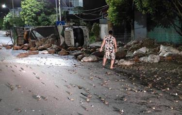 Xe tải chở hàu gặp nạn lật nghiêng.