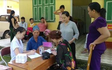 Cán bộ Trạm Y tế xã An Lạc, huyện Lục Yên tư vấn các biện pháp tránh thai hiện đại cho phụ nữ.
