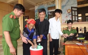 Công an huyện Mù Cang Chải làm thẻ căn cước cho công dân.