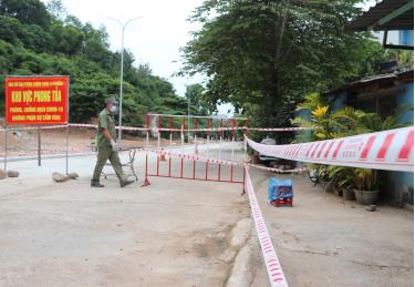 Lực lượng chức năng chốt trực tại một chốt phong tỏa tại Phú Yên.