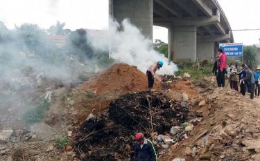 Người dân xã Tân Hợp, huyện Văn Yên tham gia dọn dẹp vệ sinh môi trường tại khu vực cầu tràn Ngòi Thắt, thôn Gốc Gạo.