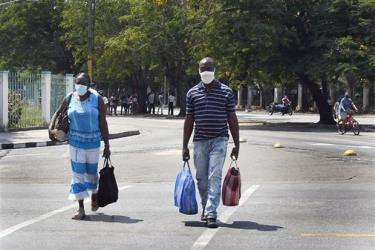 Người dân đeo khẩu trang phòng lây nhiễm COVID-19 tại La Habana, Cuba.