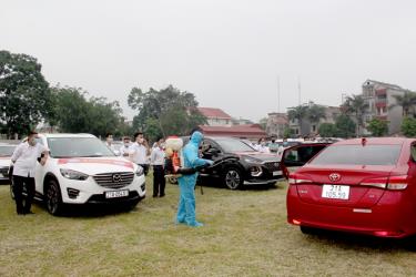 Trung tâm Y tế huyện Yên hướng dẫn các lái xe Đội xe tình nguyện hỗ trợ phòng, chống dịch bệnh Covid–19 phun khử khuẩn phòng dịch.