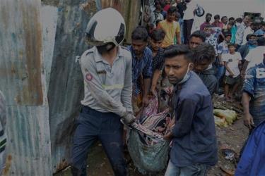 Nhân viên cứu hộ chuyển người thiệt mạng trong vụ lở đất ở Mumbai (Ấn Độ), ngày 18/7/2021.